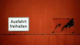Rot-braune Wand mit Schild "Ausfahrt freihalten" (Foto: cydonna l photocase.com)
