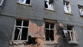 Ein zerstörtes Haus in der ukrainischen Stadt Cherson (Quelle: IMAGO | Cover Images)
