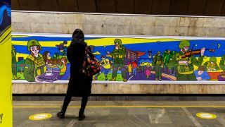 Eine Frau steht in einer U-Bahn-Station von Kiew und wartet. (IMAGO | NurPhoto)