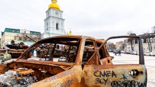 Ein ausgebranntes Auto steht auf einem Platz in Kiew.(Quelle: IMAGO | NurPhoto)