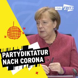 Kanzlerin Merkel sitzt auf einem Bundestagsstuhl und redet (Quelle: Fritz)