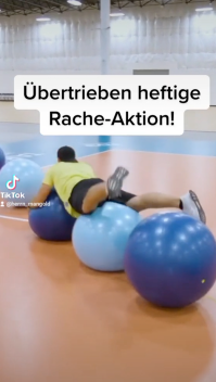 Mann rutscht über Gymnastikbälle. | Quelle: Herrn Mangold TikTok