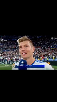 Tini Kroos gibt ein Interview vor laufender Kamera. (Quelle: ZDF Mediathek)