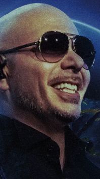 Der Musiker Pitbull lachend mit Sonnenbrille, im Hintergrund die Erdkugel (Quelle: Live Nation)