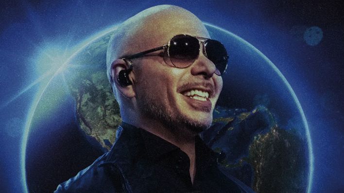 Der Musiker Pitbull lachend mit Sonnenbrille, im Hintergrund die Erdkugel (Quelle: Live Nation)