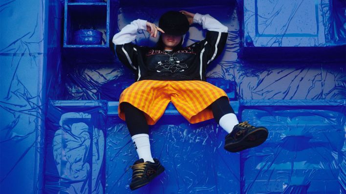 Billie Eilish sitzt auf einer Küchenzeile und lässt die Beine baumeln | Quelle: Live Nation Billie Eilish sitzt auf einer Küchenzeile und lässt die Beine baumeln | Quelle: Live Nation