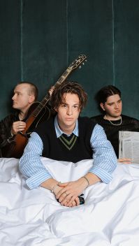 Die fünfköpfige Band Giant Rooks sitzt zusammen auf einem Bett (Quelle: Universal Music)