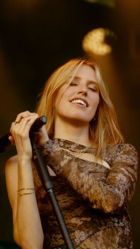Sängerin Lea performt live auf der Bühne. Sie hat die Augen geschlossen| Credit: Calvin Mueller