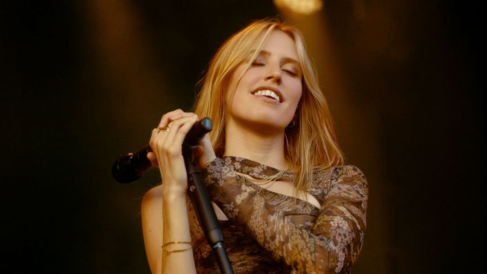Sängerin Lea performt live auf der Bühne. Sie hat die Augen geschlossen| Credit: Calvin Mueller