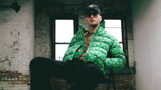 Rapper Sampagne sitzt auf einem Stuhl (Quelle: Marco Schnarbach)