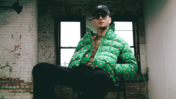 Rapper Sampagne sitzt auf einem Stuhl (Quelle: Marco Schnarbach)