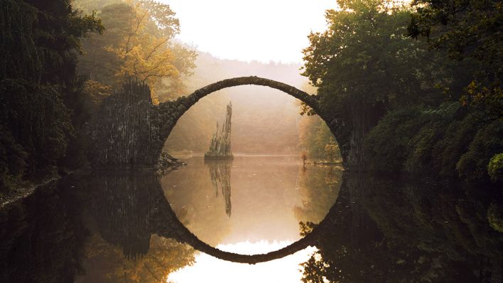 Die Rakotzbrücke ist aus Basalt, überspannt den Rakotzsee in der Nähe von Bad Muskau und hat einen Traum: Irgendwann möchte sie mal den Bogen überspannen. (Foto: imago | Westend61)