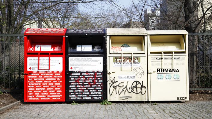 Vier Altkleidercontainer auf der Straße in Berlin (Quelle: Imago | STPP))