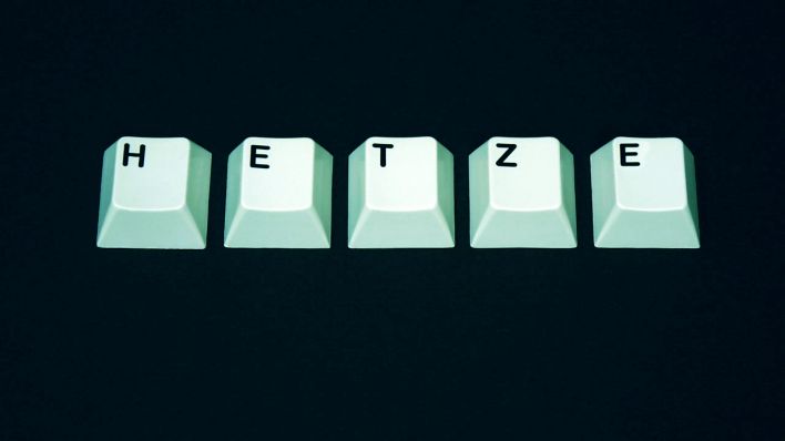 Buchstaben einer Computertastatur, die das Wort "Hetze" bilden (Quelle: IMAGO | Steinach)