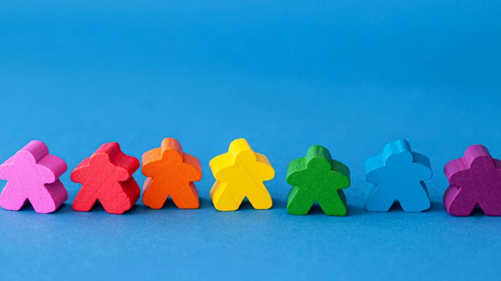 Viele bunte Holzfiguren, die verschiedene Menschen darstellen (Quelle: IMAGO | Panthermedia) Viele bunte Holzfiguren, die verschiedene Menschen darstellen (Quelle: IMAGO | Panthermedia)