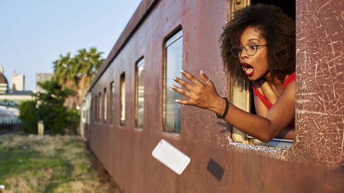 Einer Frau fällt ihr Handy aus dem Zugfenster (Quelle: IMAGO | Westend61)