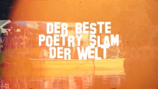 Ein orangener Hintergrund mit dem Titel darüber "Der Beste Poetry Slam". | Quelle: Fritz