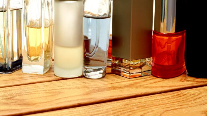 Unterscheidliche Parfümfläschchen stehen nebeneinander auf einem Tisch. (Quelle: Imago | Design Pics) Unterscheidliche Parfümfläschchen stehen nebeneinander auf einem Tisch. (Quelle: Imago | Design Pics)