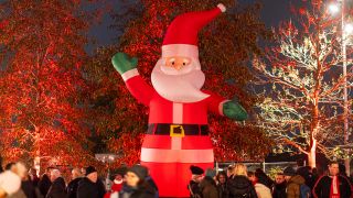 Ein aufblasbarer Weihnachtsmann auf einem Weihnachtsmarkt (Quelle: IMAGO | Funke Foto Service)