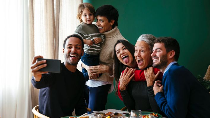 Familie macht an Weihnachten ein Selfie von sich. (Quelle: IMAGO | Westend61) Familie macht an Weihnachten ein Selfie von sich. (Quelle: IMAGO | Westend61)