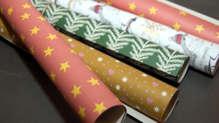 Weihnachtliche Geschenkpapierrollen. (Quelle: Picture Alliance | Katharina Heimeier | dpa) Weihnachtliche Geschenkpapierrollen. (Quelle: Picture Alliance | Katharina Heimeier | dpa)