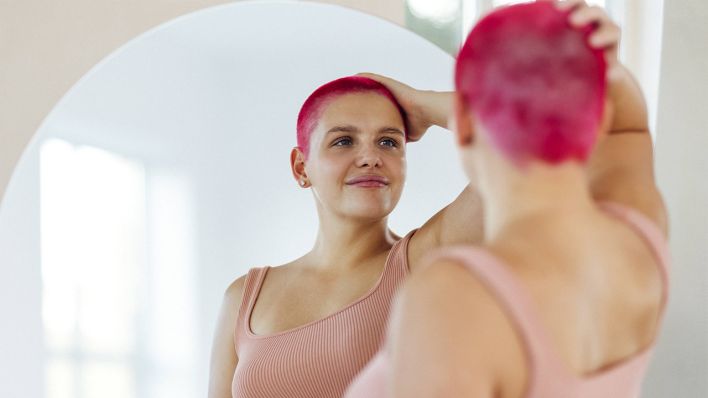 Eine Person steht vor dem Spiegel und schaut sich an (IMAGO / imagebroker) Eine Person steht vor dem Spiegel und schaut sich an (IMAGO / imagebroker)