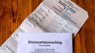Stimmzettel mit Erst- und Zweitstimme (Quelle: Picture Alliance | Geisler Fotopress | Snapshot Tobias)