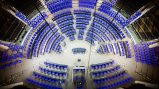 Die blauen Sitze des Bundestags in Berlin von oben (Quelle: Picture Alliance | DPA | Christoph Soeder)