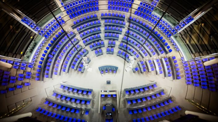 Die blauen Sitze des Bundestags in Berlin von oben (Quelle: Picture Alliance | DPA | Christoph Soeder)