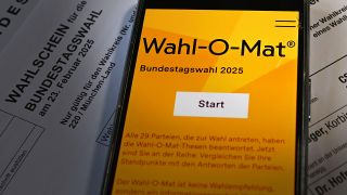 Der Wahl-o-Mat auf dem Smartphone (Quelle: Picture Alliance | Sven Simon | Frank Hoermann | SVEN SIMON)