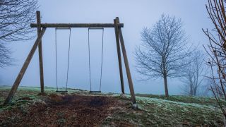 Düsterer trister Spielplatz (Quelle: IMAGO | Chromorange)