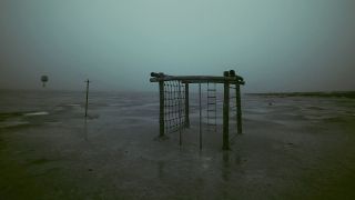Ein Klettergerüst an einem Strand im Regen (Quelle: dpa/Cee Werner)