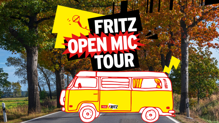 Der FritzBully gezeichnet in rot,gelb,weiß auf einem herbstlichen Landstraßenfoto. Darüber steht die Überschrift “Fritz Open Mic Tour”. | Bild: IMAGO / Shotshop; Montage mit FritzBus: Fritz