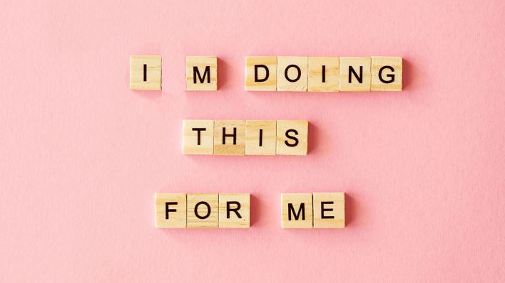 Spielstein-Buchstaben auf einem rosa Untergrund "I'm doing this for me" (Quelle: IMAGO/Zoonar)