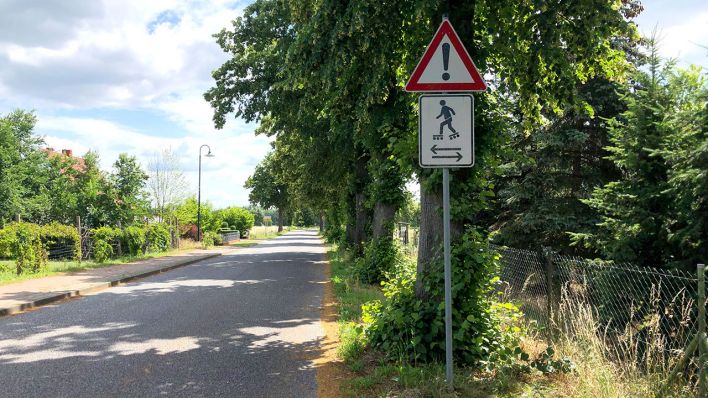 Die Inlineskate-Route Flaeming-Skate in Brandenburg mit einem "Achtung! Inlineskater"-Verkehrsschild (Quelle: Fritz/Valentin Brückner)