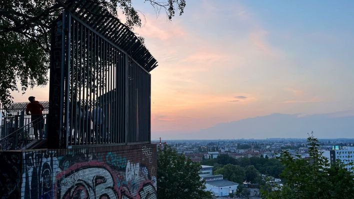 Blick bei Sonnenuntergang vom Flakturm im Humboldthain Park in Berlin-Gesundbrunnen (Quelle: Fritz/Valentin Brückner)