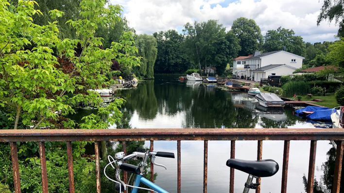 Ausblick von einer Brücke, an deren Geländer ein Fahrrad steht, auf einen Kanal in Neu-Venedig in Berlin-Köpenick (Quelle: Fritz/Clara Ehrmann) Ausblick von einer Brücke, an deren Geländer ein Fahrrad steht, auf einen Kanal in Neu-Venedig in Berlin-Köpenick (Quelle: Fritz/Clara Ehrmann)