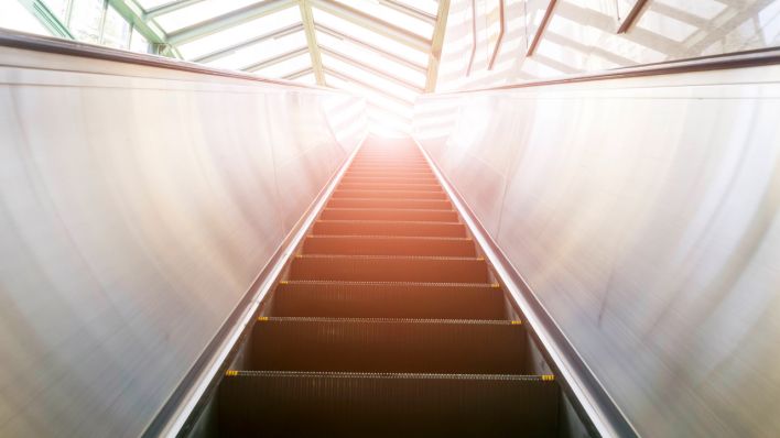Eine Rolltreppe ins Licht (Quelle: IMAGO | Imaginechina Tuchong) Eine Rolltreppe ins Licht (Quelle: IMAGO | Imaginechina Tuchong)