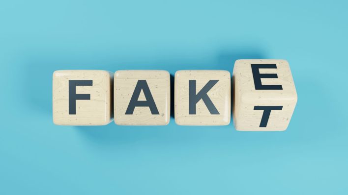 Vier Würfel, die das Wort "Fake" oder "Fakt" ergeben (Quelle: IMAGO | Panthermedia)