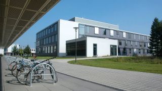 Fahrräder vor einem Universitätsgebäude der Universität Potsdam in Golm (Quelle: IMAGO | Steinach)