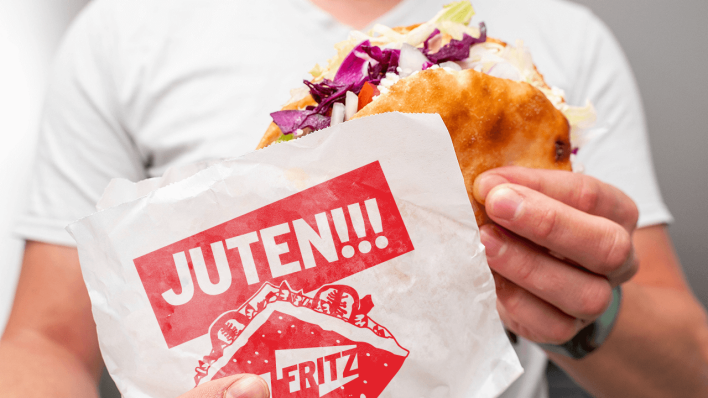 Fritz mit Knoblauch & scharf - Döner für umme & alle! (Quelle: IMAGO | Bihlmayerfotografie | Montage: Fritz) Fritz mit Knoblauch & scharf - Döner für umme & alle! (Quelle: IMAGO | Bihlmayerfotografie | Montage: Fritz)