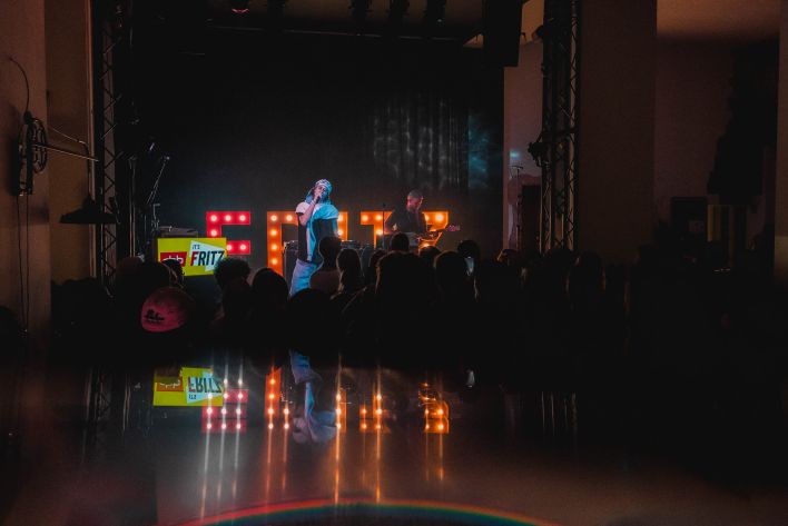 Musiker Jascha live auf der Bühne bei der zweiten FritzSession im Prachtwerk Neukölln, Berlin. | Quelle: Fritz (suzimue)