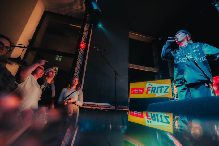 Ness live auf der Bühne bei der FritzSession im Prachtwerk, Berlin. | Quelle: Fritz (suzimue)