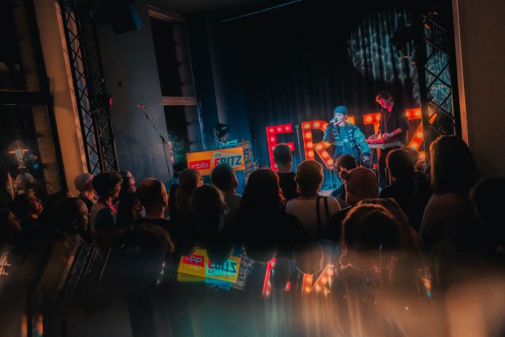 Ness live auf der Bühne bei der FritzSession im Prachtwerk, Berlin. | Quelle: Fritz (suzimue)