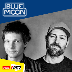 Moderatoren Duo Hendrik Schröder und Christoph Schrag vor einem grauen Hintergrund. Im Vordergrund ist das "Blue Moon"- und rbb Frtiz-Logo zu sehen. | Quelle: Ben Wolf, Fritz