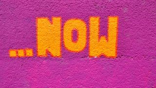 Auf einer lila Wand steht in Orange: "...NOW" (Foto: now | photocase.com)