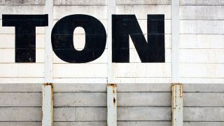 Ein Garagentor, auf dem "Ton" steht (Foto: ffwd! | photocase.de)