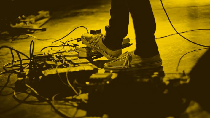 Die Füße eines Musikers bedienen Pedalen auf dem Boden (Foto: Kay Fochtmann | photocase.com)
