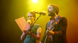 Die RadioFritzen Kathrin Thüring und Christoph Schrag singen bei der FritzNacht der Talente ein Ständchen (Foto: Sebastian Gabsch)