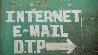 Eine grüne Wand, auf der untereinander "Internet", "E-Mail" und "D.T.P." steht (Foto: hannesleitlein l photocase.com)